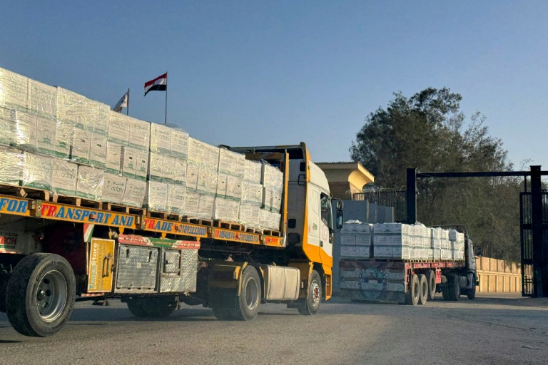 Des camions d'aide humanitaire entrent par le côté égyptien du poste-frontière de Rafah avec la bande de Gaza, dans le nord-est de l'Egypte, le 1er février 2026