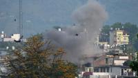 De la fumée s'élève dans le village indien de Poonch après une frappe d'artillerie, le 7 mai 2025