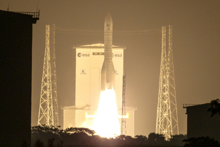 Ariane 6 décolle du centre spatial de Kourou, en Guyane française, avec deux satellites du programme européen Galileo, le 17 décembre 2025