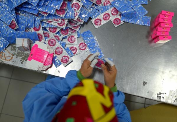 Un employé emballe des préservatifs au siège du fabricant malaisien de préservatifs Karex Industries, à Port Klang, le 20 septembre 2017