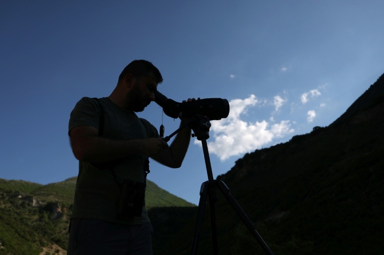L'ornithologue Xhemal Xherri observe des oiseaux dans les montagnes près de Tepelene, le 29 avril 2026 en Albanie