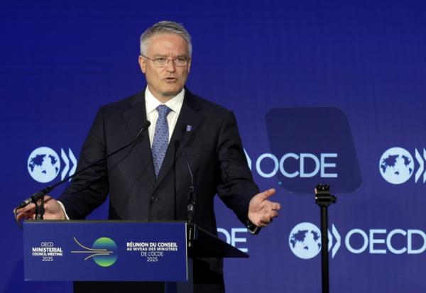 Le secrétaire général de l'OCDE Mathias Cormann s'exprime le 3 juin 2025 au siège de l'OCDE à Paris