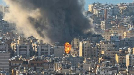 De la fumée s'élève après une frappe israélienne au sud de Beyrouth le 2 mars 2026, au Liban