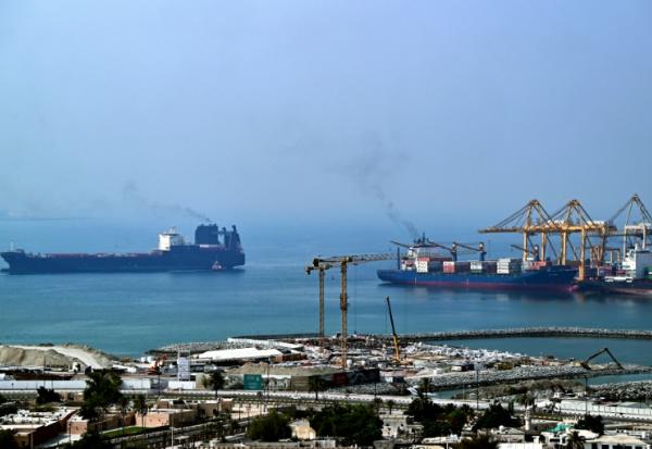 Des navires dans le port émirati de Khor Fakkan, le 14 juillet 2026