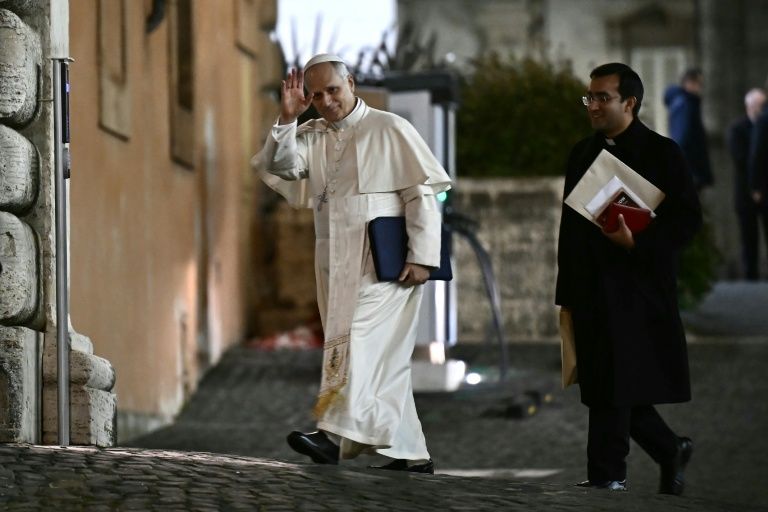 Le pape Léon XIV fait un salut de la main en entrant dans sa résidence après une réunion de deux jours avec les cardinaux dans le cadre d'un consistoire extraordinaire au Vatican, le 8 janvier 2026