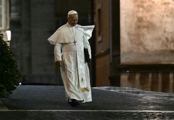 Le pape Léon XIV quitte le Vatican et se rend à pied à sa résidence après une réunion de deux jours avec les cardinaux dans le cadre d'un consistoire extraordinaire au Vatican, le 8 janvier 2026