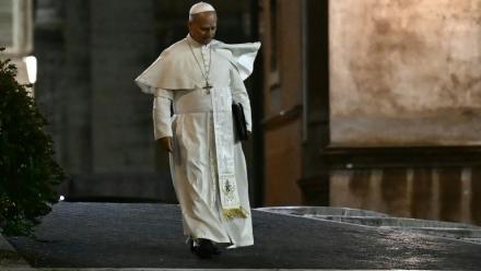 Le pape Léon XIV quitte le Vatican et se rend à pied à sa résidence après une réunion de deux jours avec les cardinaux dans le cadre d'un consistoire extraordinaire au Vatican, le 8 janvier 2026