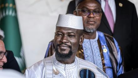 Le président guinéen Mamadi Doumbouya (c) lors d'une session ordinaire de l'Assemblée de l'Union africaine à Addis Abeba, le 14 février 2026 en Ethiopie