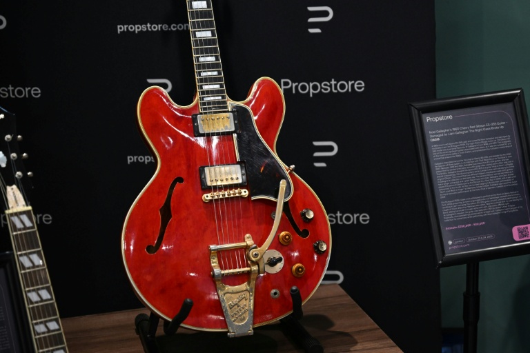 La guitare de Noel Gallagher, endommagée par son frère Liam le soir de la séparation d'Oasis, dont la valeur est estimée entre 288.000 et 576.000 euros, avant une vente aux enchères  à Londres, le 21 octobre 2025