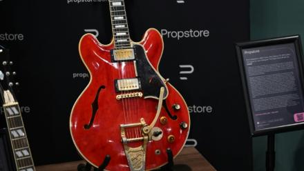 La guitare de Noel Gallagher, endommagée par son frère Liam le soir de la séparation d'Oasis, dont la valeur est estimée entre 288.000 et 576.000 euros, avant une vente aux enchères  à Londres, le 21 octobre 2025