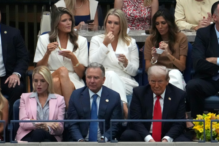 (De gauche à droite, en haut) Lindsey Halligan et Karoline Leavitt, respectivement conseillère et porte-parole de la Maison Blanche, au-dessus (de gauche à droite) de la ministre de la Justice Pam Bondi, de l'émissaire Steve Witkoff et du président Donald Trump à l'US Open à New York, le 7 septembre 2025