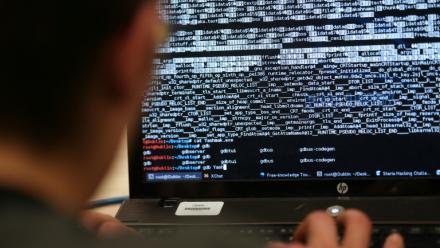 A 18 ans, il est suspecté d'être l'un des hackers derrière le retentissant piratage du fisc