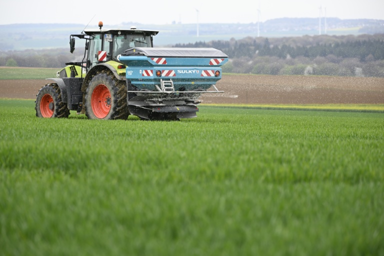 Les députés devraient adopter mardi en première lecture le projet de loi d'urgence agricole, après des discussions marathon au cours desquelles le gouvernement a essuyé plusieurs déconvenues