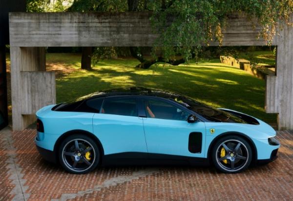 Photo diffusée à la presse du premier modèle de voiture électrique de Ferrari, "Luce" ("lumière"), dévoilé à Rome le 25 mai 2026