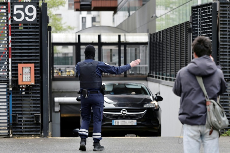 Une voiture quitte bâtiment de l'Office national antifraude (Onaf), où le chanteur, rappeur et auteur-compositeur-interprète congolais Gims, anciennement connu sous le nom de Maître Gims, est interrogé, le 27 mars 2026 à Ivry-sur-Seine, dans le Val-de-Marne