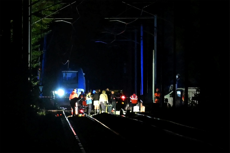 Des secouristes sur les lieux d'un déraillement de train TER, le 11 septembre 2026 à Cléon, en Seine-Maritime