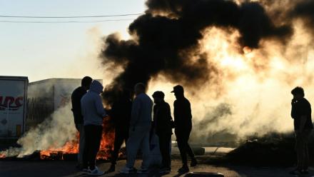 Des pêcheurs brûlent des pneus sur une route pour bloquer l'accès au dépôt pétrolier de Frontignan, lors d'une manifestation contre la hausse des prix du carburant, le 17 septembre 2026 près de Sète, dans l'Hérault