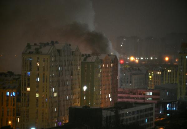 De la fumée s'élève au-dessus d'un immeuble après des frappes russes sur Kiev, tôt le 9 janvier 2026
