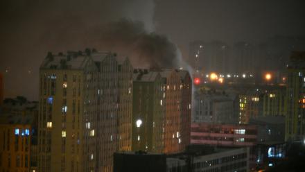 De la fumée s'élève au-dessus d'un immeuble après des frappes russes sur Kiev, tôt le 9 janvier 2026