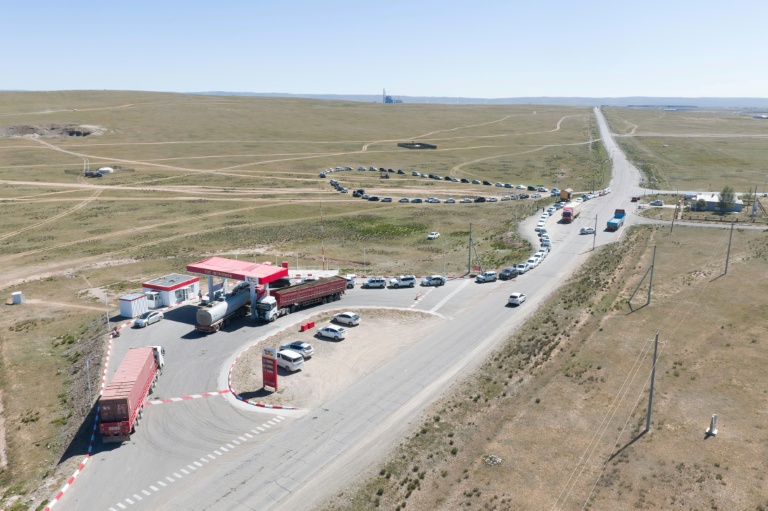 Vue aérienne d'automobilistes faisant la queue à une station-service de Bagakhangai, en Mongolie, le 25 août 2026