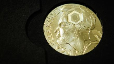 Une pièce de Marianne-Or exposée à la Monnaie de Paris, le 21 mai 2026