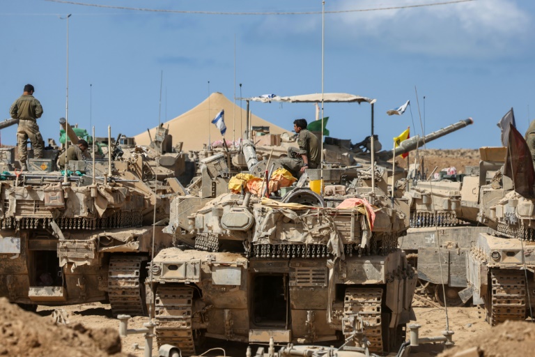 Des chars et soldats israéliens dans le sud d'Israël, à la frontière avec la bande de Gaza, le 11 octobre 2025  