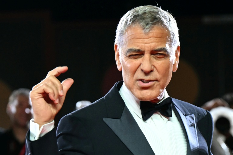 L'acteur américano-français George Clooney sur le tapis rouge de la Mostra de Venise, en Italie, le 28 août 2025