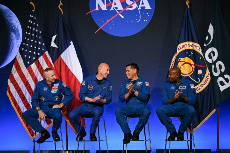 L'équipage d'Artemis III avec de gauche à droite le commandant Randy Bresnik, le pilote Luca Parmitano, et les astronautes Frank Rubio et Andre Douglas, à Houston au Texas le 9 juin 2026