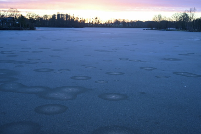 Un étang gelé Hédé-Bazouges, en Ille-et-Vilaine, le 5 janvier 2026 
