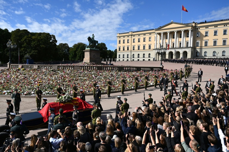 Le cercueil du défunt roi Harald V de Norvège porté en cortège du Palais royal vers la cathédrale d’Oslo, le 9 septembre 2026