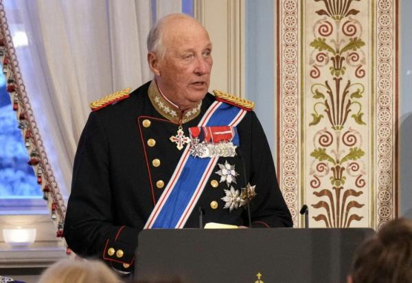 Le roi Harald de Norvège prononce un discours à un dîner de gala à Oslo le 8 avril 2025.

