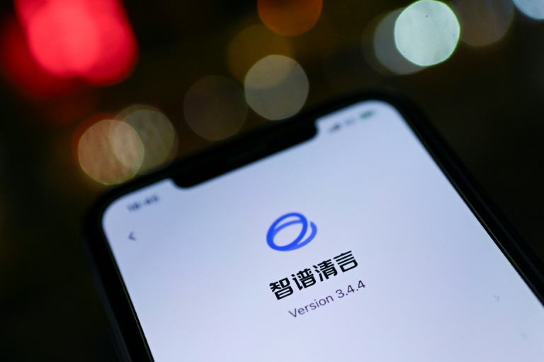 Le logo de l'entreprise chinoise Zhipu AI sur un écran de smartphone à Pékin, le 21 janvier 2026