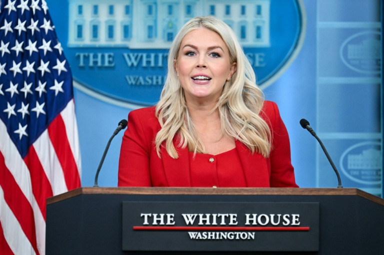 Karoline Leavitt, alors porte-parole de la Maison Blanche, lors d’un point presse dans la salle Brady, le 23 juillet 2026 à Washington