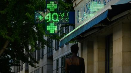 Un thermomètre de pharmacie affiche une température de 40°C à Bordeaux, eb Gironde, le 6 juillet 2026 lors d'une vague de chaleur en France
