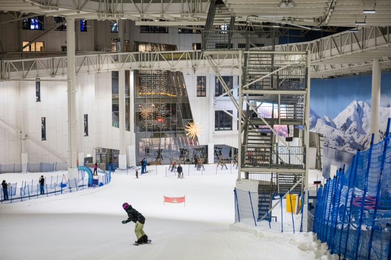 Des skieurs dans un centre de ski indoor à Lørenskog, près d'Oslo, le 5 janvier 2026