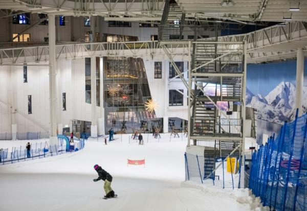 Des skieurs dans un centre de ski indoor à Lørenskog, près d'Oslo, le 5 janvier 2026