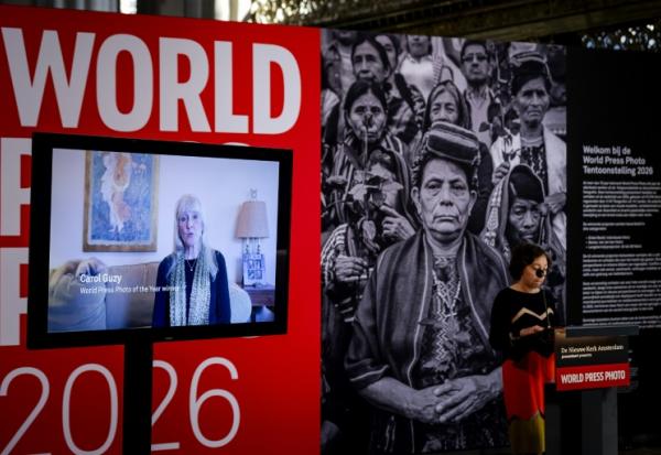 La photographe Carol Guzy, lauréate du prix World Press Photo, sur un écran vidéo lors de l'annonce des prix World Press Photo 2026, à Amsterdam, le 23 avril 2026