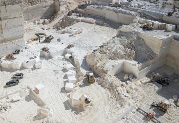 Des ouvriers taillent de gros blocs de calcaire, dans une carrière à Saïr, près d'Hébron, en Cisjordanie occupée par Israël, le 10 novembre 2025