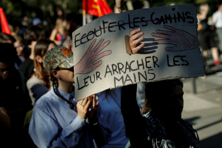 De jeunes manifestants à Paris, le 6 octobre 2026
