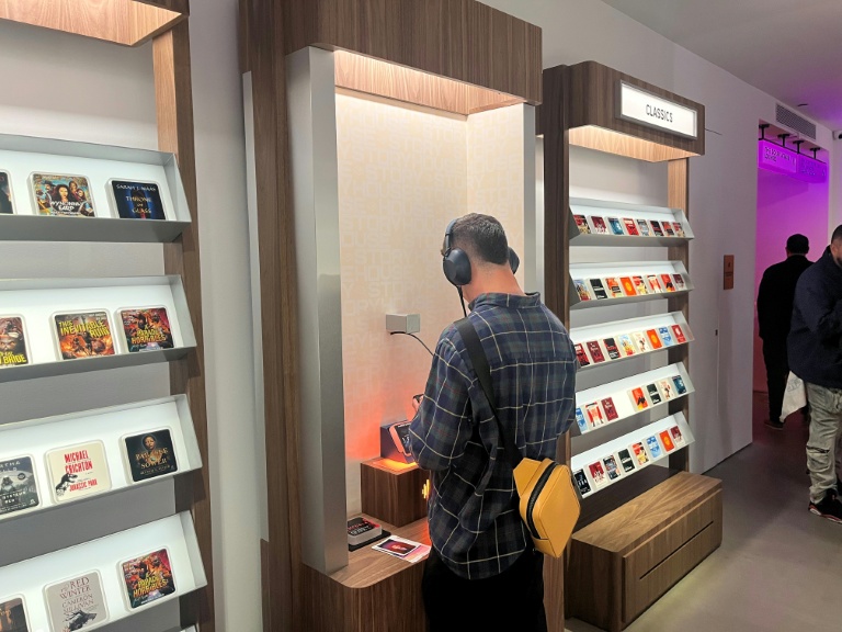 Un client de l'Audible Story House à New York, le 30 avril 2026