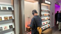Un client de l'Audible Story House à New York, le 30 avril 2026