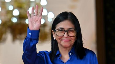 La présidente par intérim du Venezuela, Delcy Rodriguez, salue la foule après une conférence de presse au palais présidentiel de Miraflores à Caracas, le 14 janvier 2026