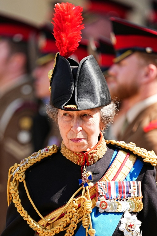 La princesse Anne passe en revue les gardes d'honneur lors d'une cérémonie visant à présenter les nouveaux étendards et couleurs aux membres des régiments des Life Guards et des Blues and Royals au château de Windsor, à Windsor, le 12 mai 2025