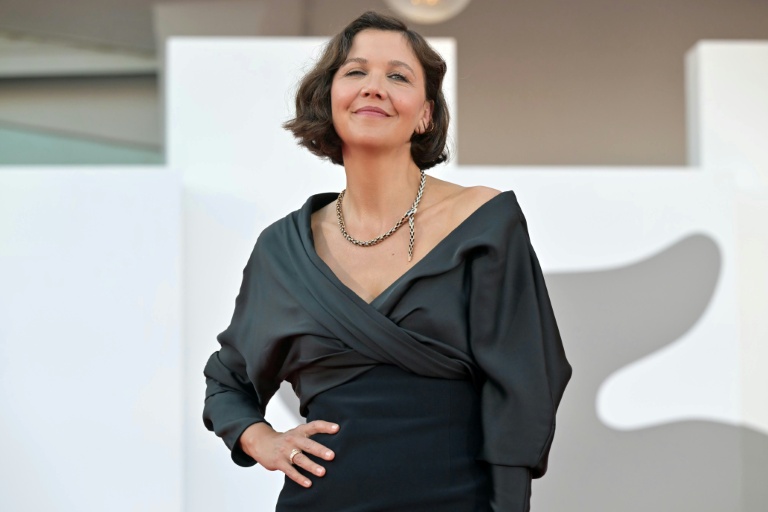 L'actrice américaine Maggie Gyllenhaal, présidente du jury, participe à la cérémonie du tapis rouge précédant la cérémonie d'ouverture de la 83e édition du Festival international du film de Venise, le 2 septembre 2026