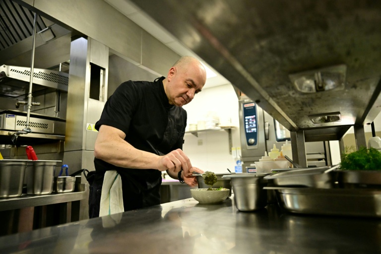 Le chef cuisinier Imad Alarnab, qui a fui la Syrie en 2015, dans l'un de ses restaurants à Londres le 4 février 2026