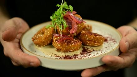 Le chef cuisinier Imad Alarnab, qui a fui la Syrie en 2015, pose dans l'un de ses restaurants à Londres le 4 février 2026