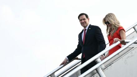 Le secrétaire d'Etat américain et son épouse Jeanette Dousdebes Rubio arrivent à Manille le 21 juillet 2026