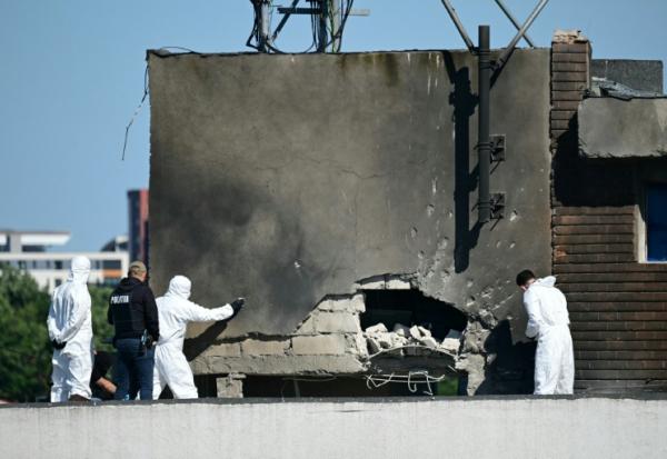 Des policiers et enquêteurs sur le lieu d'impact après qu'un drone russe a percuté un immeuble d'habitation à Galati, le 29 mai 2026 dans l'est de la Roumanie
