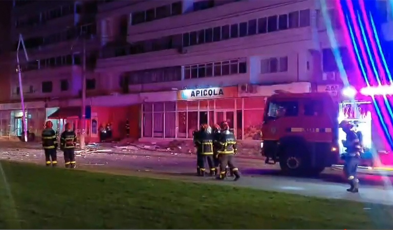 Image tirée d'une vidéo publiée sur la page Facebook des services d'urgence roumains, le 29 mai 2026, montrant des secouristes sur les lieux après le crash d'un drone sur un immeuble résidentiel à Galati, dans l'est de la Roumanie