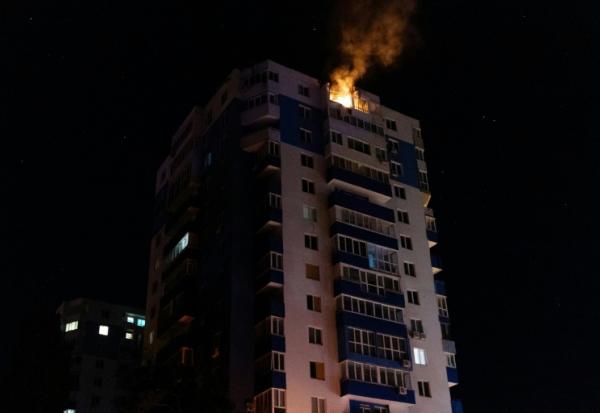 Un immeuble résidentiel endommagé est en feu à la suite d'une frappe de drone à Kharkiv le 5 juin 2025